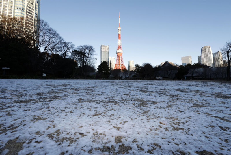 東京鐵塔附近的公園地面上3日仍有積雪。（共同社）