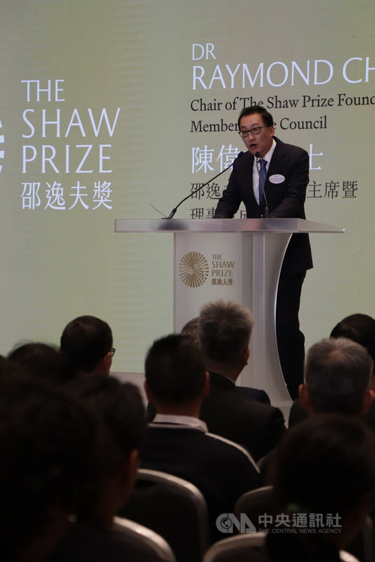 香港邵逸夫獎28日宣布增設計算機科學獎，將於明年與原有3個獎項頒發，每個獎項的獎金為120萬美元；圖為邵逸夫基金會主席陳偉文在記者會上公布有關決定。中央社記者張謙香港攝　115年1月28日
