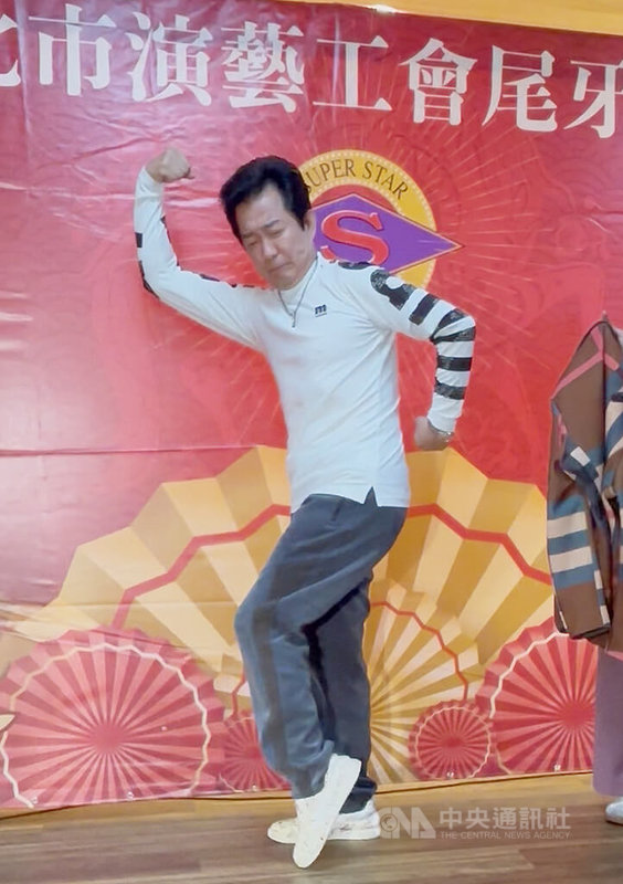 藝人高群(圖)28日出席演藝工會尾牙,他透露近日歡慶70大壽,原定簡單擺桌,沒想到許多老友熱情祝賀,桌數追加到80桌。中央社記者洪素津攝 115年1月28日