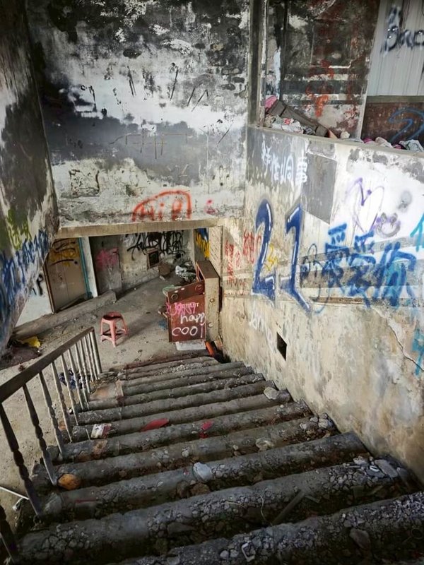 桃園市中壢區的「財神大樓」雖地處鬧區,但由於年久失修、歷經祝融等問題,目前大部分空間閒置、環境破損髒亂,甚至有外國旅客入住裡面旅館體驗「鬼樓感」。(桃園市都發局提供)中央社記者葉臻傳真 115年1月28日