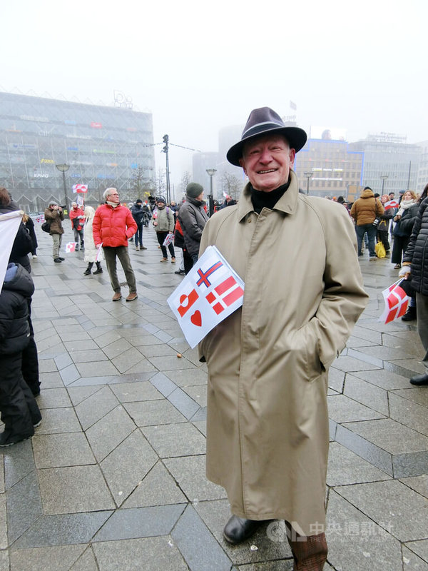 丹麥民眾舉行「別碰格陵蘭」（Hands off Greenland）遊行，丹麥老紳士培爾（Per）表示，他對美國總統川普的威脅言論感到不悅，希望可以用行動支持格陵蘭。圖攝於1月17日中央社記者辜泳秝哥本哈根攝　115年1月28日
