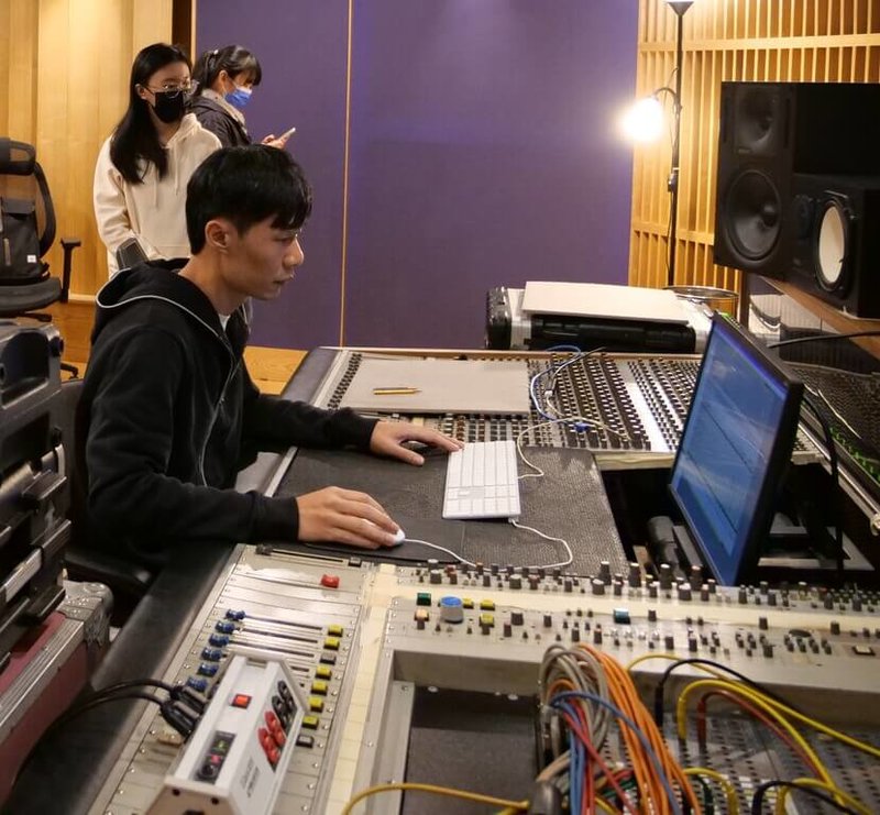 中原大學就業學程從102學年度開始推動，累計逾2萬人次學生參與；截至114學年度第1學期，已與72家企業合作開設41個就業學程。圖為Live ABC英語文教學就業學程，邀請專業錄音師為學生示範錄音。（中原大學職涯發展處提供）中央社記者許秩維傳真　115年1月28日