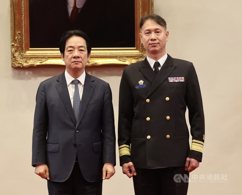 總統賴清德(左)28日在總統府主持中華民國115年2月份將官晉任授階典禮,海軍上校盧建仲(右)晉任海軍少將。中央社記者張皓安攝 115年1月28日