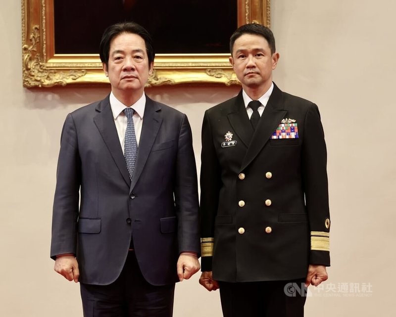 總統賴清德(左)28日在總統府主持中華民國115年2月份將官晉任授階典禮,海軍上校林健源(右)晉任海軍少將。中央社記者張皓安攝 115年1月28日