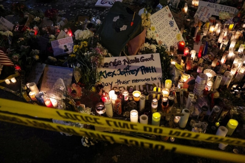 美國明尼蘇達州明尼阿波利斯一名護理師24日遭到邊境巡邏隊人員擊斃。當地民眾26日在事發現場設置臨時紀念碑。（路透社）