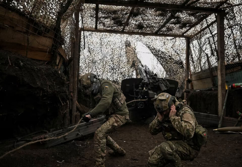 烏克蘭士兵在東部波克羅夫斯克前線向俄軍發射榴彈砲。（路透社）