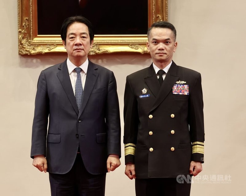 總統賴清德(左)28日在總統府主持中華民國115年2月份將官晉任授階典禮,海軍上校徐文龍(右)晉任海軍少將。中央社記者張皓安攝 115年1月28日