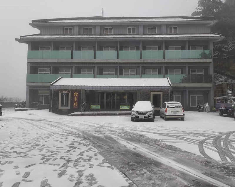 合歡山28日凌晨陸續降冰霰，且有飄夾雪花，上午天氣回暖，已逐漸融化。（林業及自然保育署南投分署提供）中央社記者鄭維真傳真　115年1月28日