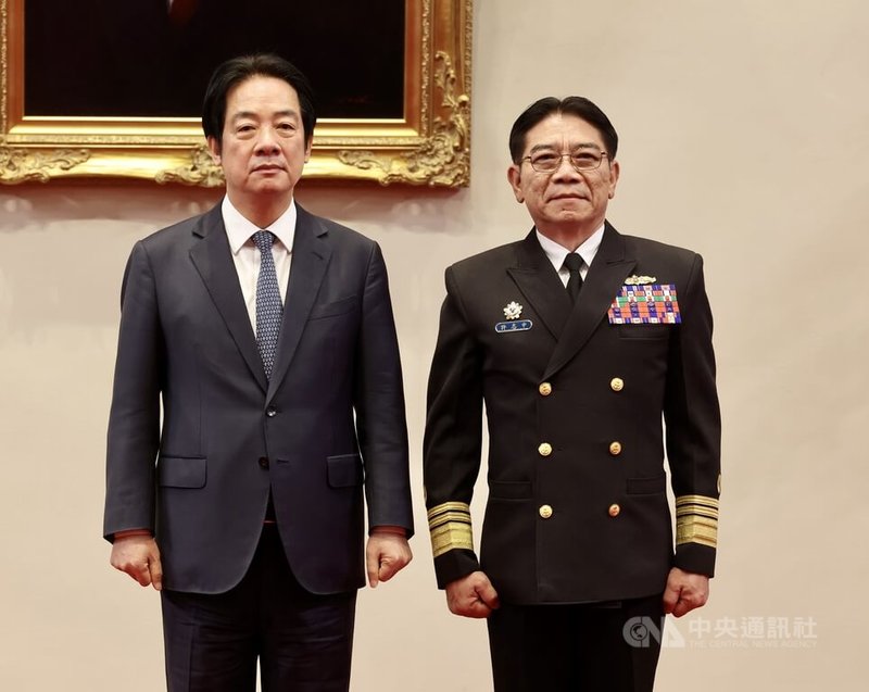 總統賴清德(左)28日在總統府主持中華民國115年2月份將官晉任授階典禮,海軍少將許志中(右)晉任海軍中將。中央社記者張皓安攝 115年1月28日
