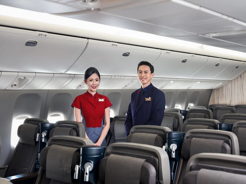 鎖定中高端的旅客市場，中華航空29日宣布，豪華經濟艙將全面升級，包括豪華經濟艙多項機上用品與餐飲服務，部分規格更接近商務艙水準，如獨立包裝手巾、雙色設計薄毯、舒適拖鞋及降噪耳罩式耳機等。（華航提供）中央社記者余曉涵傳真　115年1月29日