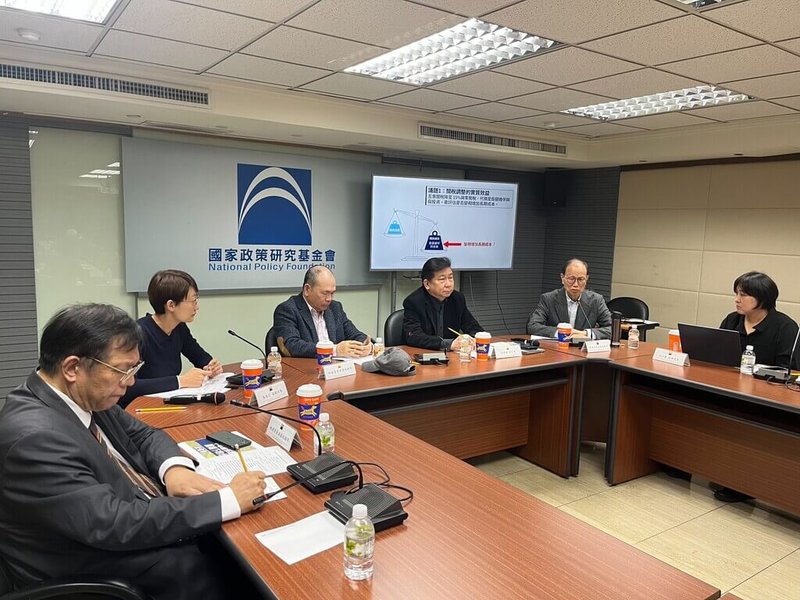 國民黨智庫執行長張顯耀29日召開記者會表示，此次台美關稅談判過程，政府存在透明化不足、對外說明不足、衝擊評估不足及政策方向不足。（國家政策研究基金會提供）中央社記者王承中傳真　115年1月29日