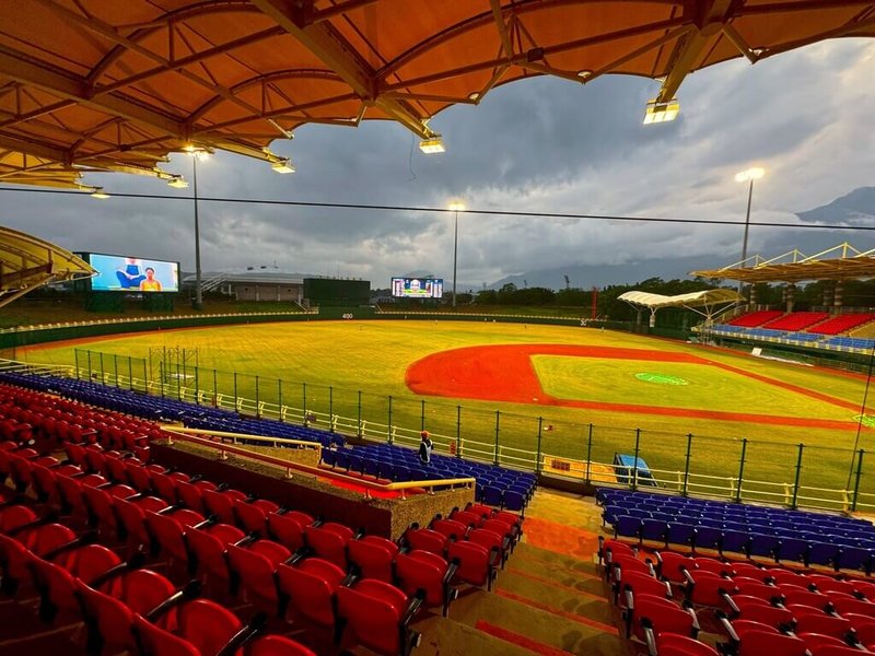 花蓮縣立棒球場是東部重要棒球賽事場地，縣府向運動部爭取經費，斥資新台幣1億1000萬元，完成內野看台頂棚、夜間照明系統及電子計分板等設施更新。（花蓮縣府提供）中央社記者張祈傳真　115年1月29日