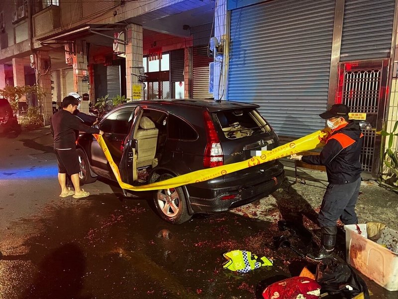 高雄市警察局旗山分局員警表示，28日深夜獲報指旗山區泰安街有人涉嫌毀損車輛並施放大量鞭炮，經調閱周邊監視器畫面追查，29日逮捕涉案許姓男子，詢後依毀損等罪嫌移送偵辦。（高雄市政府警察局旗山分局提供）中央社記者張已亷傳真　115年1月29日