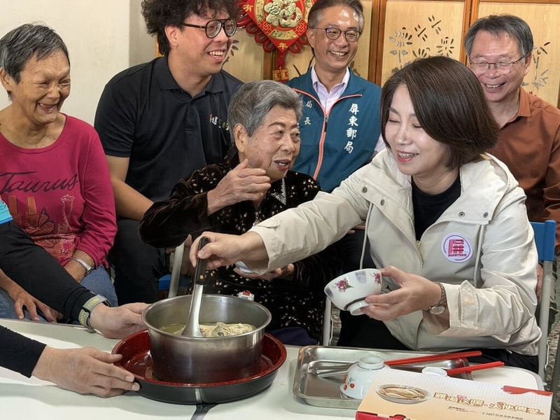 屏東縣政府攜手屏東基督教醫院送暖，屏東縣長周春米（前右）29日將愛心雞湯送至獨居長輩黃蔡阿嬤（前中）家中，並與阿嬤一同喝雞湯、話家常。（屏東縣政府社會處提供）中央社記者黃郁菁傳真　115年1月29日