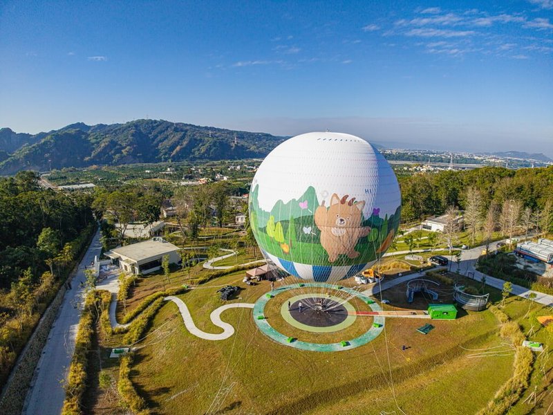 南投縣政府斥資在草屯鎮打造「九九峰氦氣球樂園」，是全台首座繫留式氦氣球觀光體驗設施，氦氣球近日運抵園區組裝、充氣，29日成形並測試。（南投縣政府提供）中央社記者蕭博陽傳真　115年1月29日