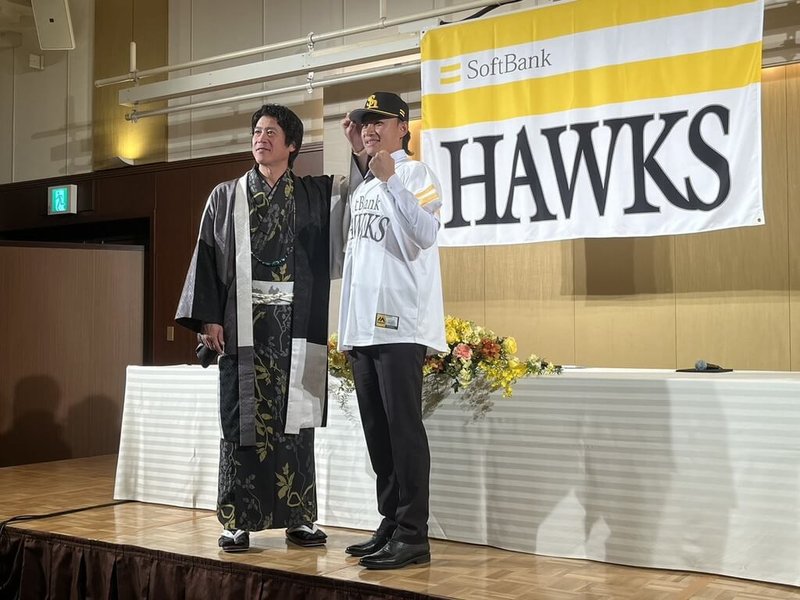日本職棒福岡軟銀鷹隊29日在福岡市為台灣投手徐若熙（右）舉辦加盟儀式，軟銀鷹隊首席棒球總管（CBO）城島健司（左）親手為他戴上球帽。（展逸國際提供）中央社記者蘇志畬傳真　115年1月29日