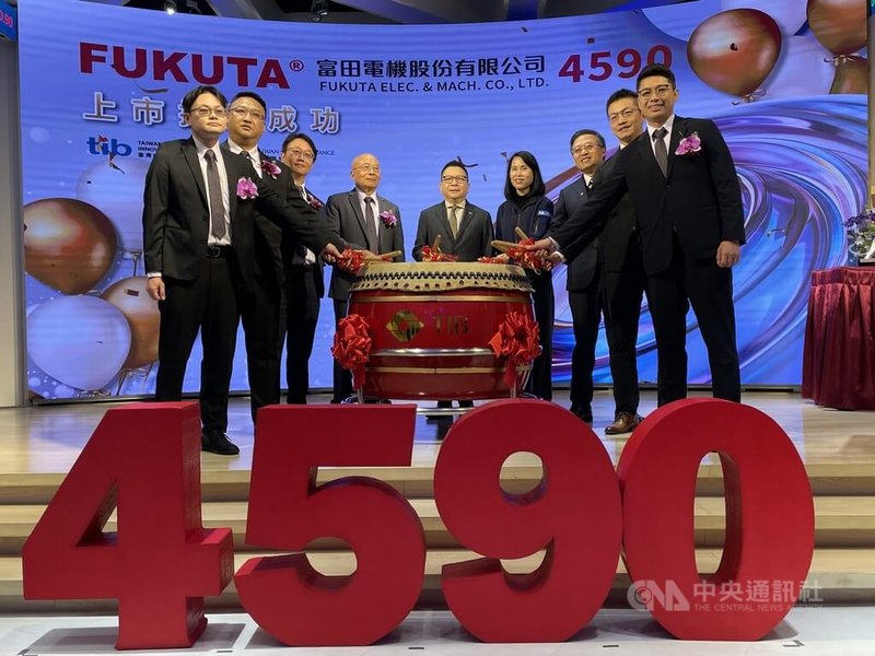 馬達製造和系統整合商富田電機29日以每股新台幣60元掛牌上市，登錄台灣證券交易所創新板，早盤上漲逾48%，圖左4為富田電機董事長張金鋒。中央社記者鍾榮峰攝　115年1月29日