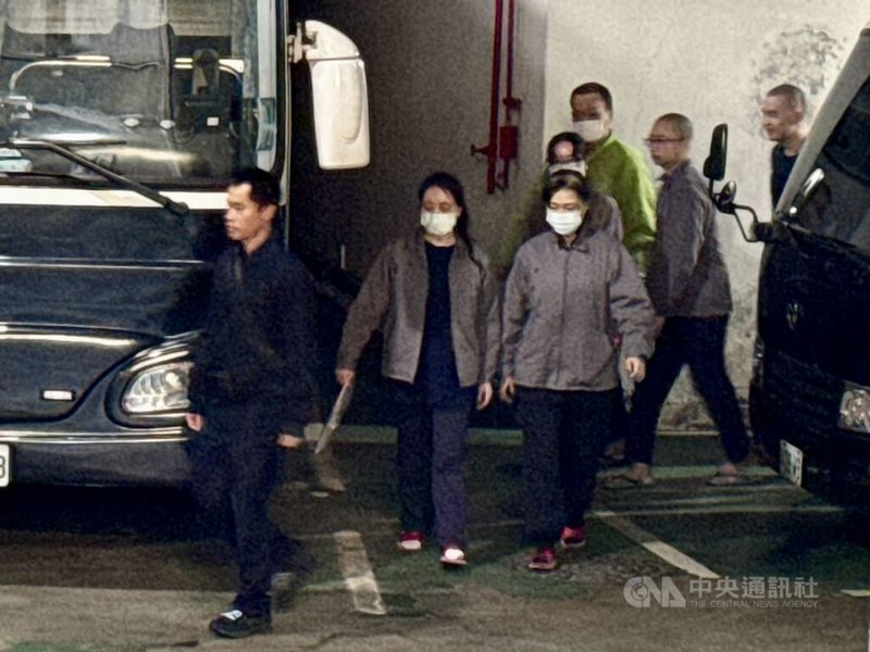 林姓男子參加「藝識流國際身心靈療癒學院」，因擅自預約試吃月餅，遭藝識流負責人王禹婕（前中）夥同胞弟王劭丞等人毆打身亡，台北地檢署29日依傷害致死罪起訴王禹婕等4人，移送國民法庭審理。中央社記者林長順攝　115年1月29日