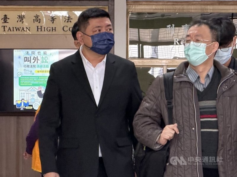 藝人NONO(陳宣裕)(左)被控妨害性自主案29日在台灣高等法院開庭,NONO庭訊後,在律師團隊陪同下離開法院。中央社記者劉世怡攝 115年1月29日