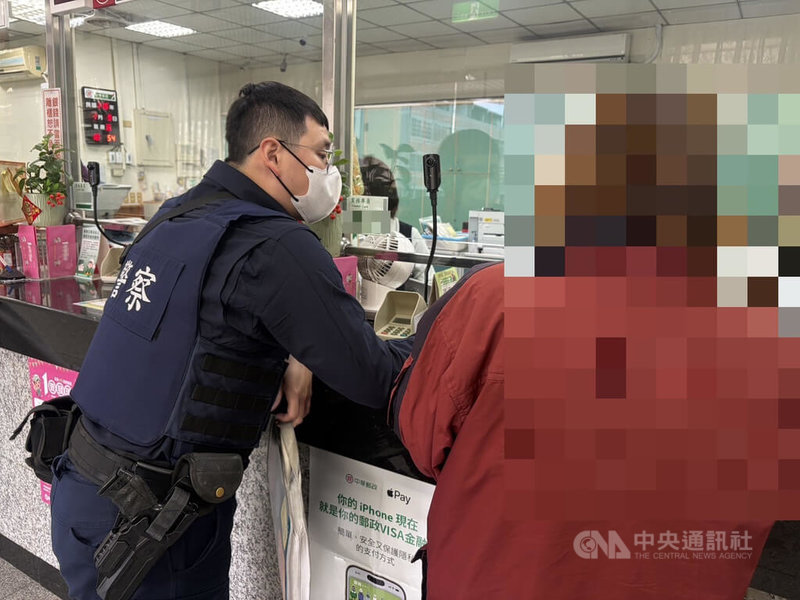 台中林姓女子（右）在網路認識男網友常聊天聯繫，對方稱「母親身體不適急需醫療費用」，請她協助借新台幣8萬元周轉，她當天到郵局要匯款，行員發現有異立即報案，警方確認為詐騙手法，及時阻詐。（翻攝照片）中央社記者蘇木春傳真　115年1月29日