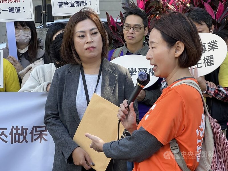 宜蘭縣人文國中小師生、家長29日集體向教育部陳情。教育部國民及學前教育署科長謝雅君(前左)出面接受陳情,表示將會協助與宜蘭縣政府溝通。中央社記者陳至中台北攝 115年1月29日