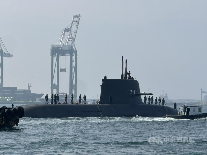 潛艦國造原型艦海鯤艦29日首度潛航測試，上午10時許在層層戒備下出海，潛艦上可見多名國軍人員。中央社記者林巧璉攝　115年1月29日