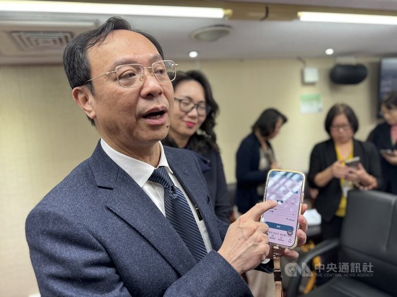 健保快易通APP首度新增「春節專區」。衛福部長石崇良（前）29日親自示範如何操作，只要點開「兩串鞭炮」圖示，即可一秒掌握全台開診資訊。中央社記者沈佩瑤攝　115年1月29日