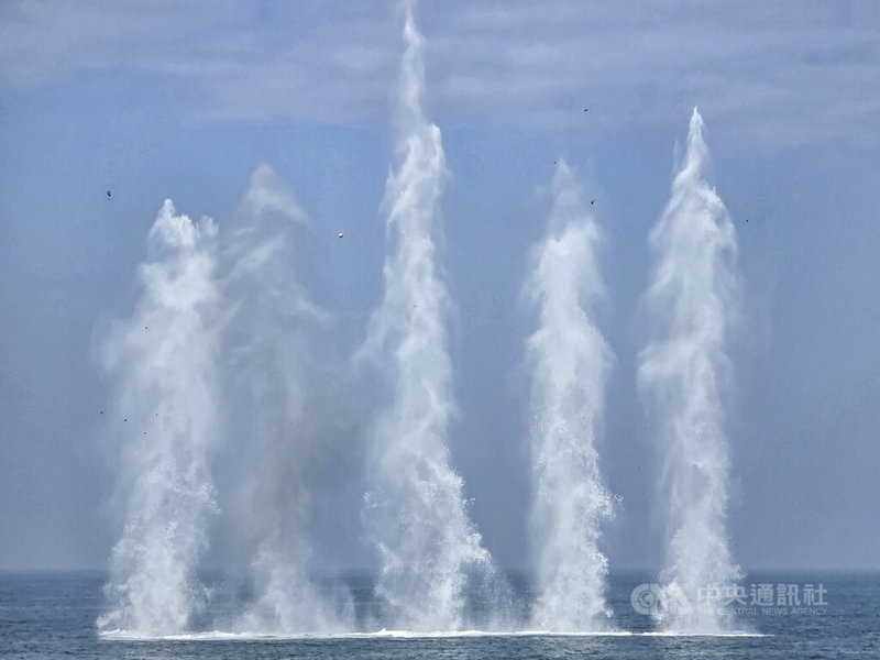 海軍上午在桃子園海灘操演，最後的精準灘岸狙擊暨灘岸阻絕階段，海軍透過水中爆破消滅殘存的敵人。中央社記者鄭清元攝　115年1月29日