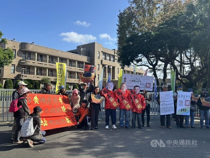 台灣健康空氣行動聯盟等團體29日至行政院前舉行記者會，質疑政府減煤成效，並呼籲儘速推出鼓勵企業更主動節電的能源效率法。中央社記者賴于榛攝　115年1月29日