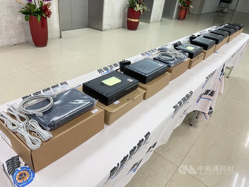 二類電信業者洪姓姊弟涉嫌勾結境外詐騙集團，向中華電信等業者申設逾30線市話並關閉顯號，以規避境外門號攔阻機制行騙，刑事局循線查獲5嫌並查扣相關贓證物。中央社記者黃麗芸攝　115年1月29日