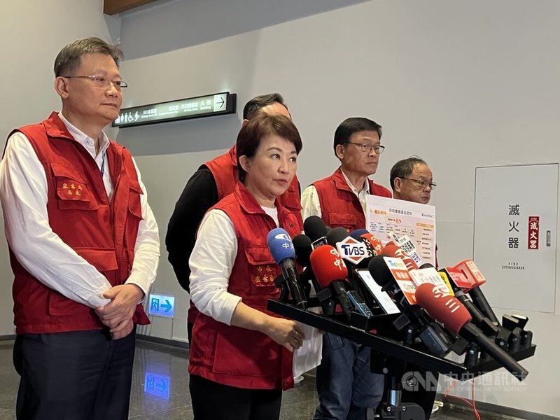 台中市豐原區一處蛋雞場確診禽流感，台中市長盧秀燕（左2）29日在記者會中表示，由於業者未主動通報疫情，且未合法處理病死雞屍體，將採最重罰。中央社記者郝雪卿攝　115年1月29日