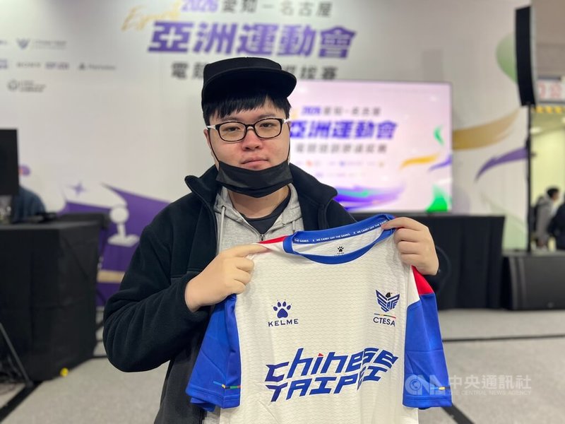 2026名古屋亞運電競「魔法氣泡」培訓隊選拔賽29日在南港展覽館舉行，擁有台大數學碩士學位的Acliv（郭子昂）（圖）在最終決賽中以10比9逆轉擊敗對手Rick，驚險拿下亞運國手資格。中央社記者陳容琛攝　115年1月29日