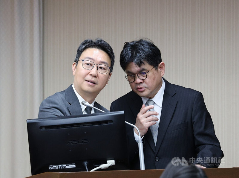 立法院交通委員會29日審查發展觀光條例部分條文修正草案等案，立委質詢有關高鐵延伸議題，交通部長陳世凱（左）、鐵道局長楊正君（右）同台備詢。中央社記者郭日曉攝　115年1月29日