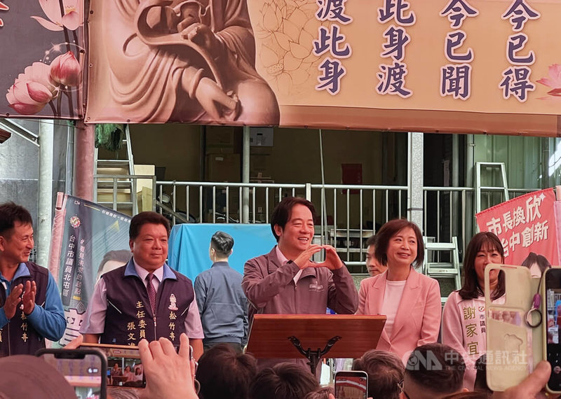 總統賴清德(前中)29日由將參選台中市長的民主進步黨籍立法委員何欣純(前右2)陪同,到台中市北屯區松竹寺參香,面對現場熱情歡呼,賴總統比愛心回應。中央社記者郝雪卿攝 115年1月29日