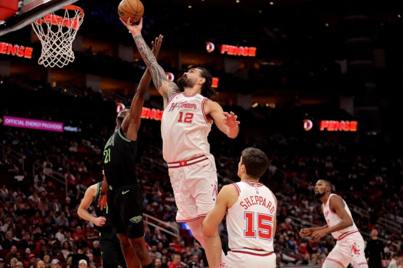 NBA休士頓火箭中鋒亞當斯（12號球衣者）因左腳踝接受手術，將缺席本季剩餘所有賽事。（路透社）