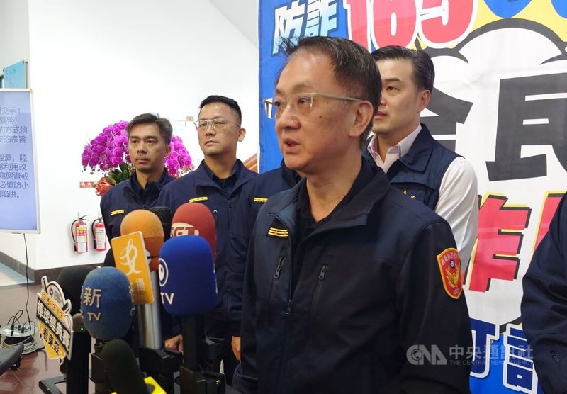 嘉義縣警察局29日舉行記者會說明近期防詐成果；局長古瑞麟（前）指出，嘉義縣20到39歲的年輕族群，比老人還容易被詐騙，警方將針對年輕族群加強反詐騙宣導。中央社記者蔡智明攝　115年1月29日