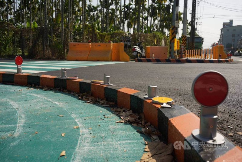 屏東縣內埔鄉近期多處增設人行道,部分設計卻引發用路人對道路安全疑慮。有民眾表示,內埔國中轉角路口本就車禍頻傳,自從增設凸起分隔島,已目擊過2起機車不慎撞上事故,剛裝的反光導標也已被撞掉。中央社記者黃郁菁攝 115年1月29日