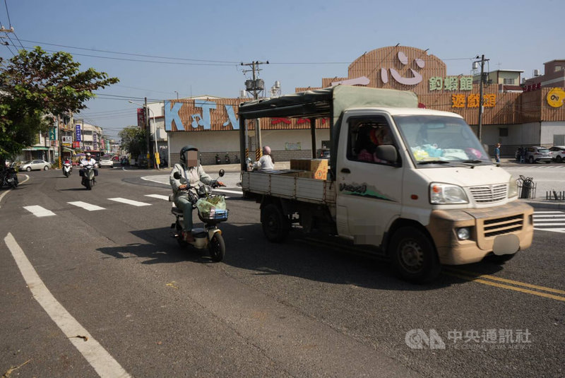 屏東縣內埔鄉近期多處增設人行道,卻因部分設計恐釀道安風險惹議。爭議路口之一的六堆紀念公園外側中興路與文山路口,自人行道拓寬後、路口車道縮減,導致車輛時常誤闖對向車道。中央社記者黃郁菁攝 115年1月29日