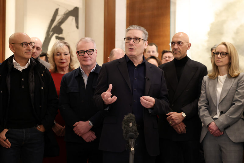 英國首相施凱爾（中）28日飛抵北京，在下榻飯店大廳對隨團訪中企業代表說，他們「正在創造歷史」。（英國首相府提供）中央社記者陳韻聿倫敦傳真　115年1月29日