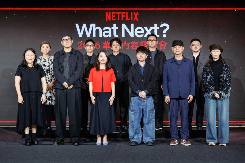 影音串流平台Netflix於29日發布2026年5部重點華語戲劇,包含「百萬人推理」、「乩身」、「沉默的審判」、「黑白清道夫」與「急診室的奇蹟」,5劇主創團隊和Netflix華語內容總監黃怡玫(前左3)29日同台出席發布會。(Netflix提供)中央社記者洪素津傳真 115年1月29日