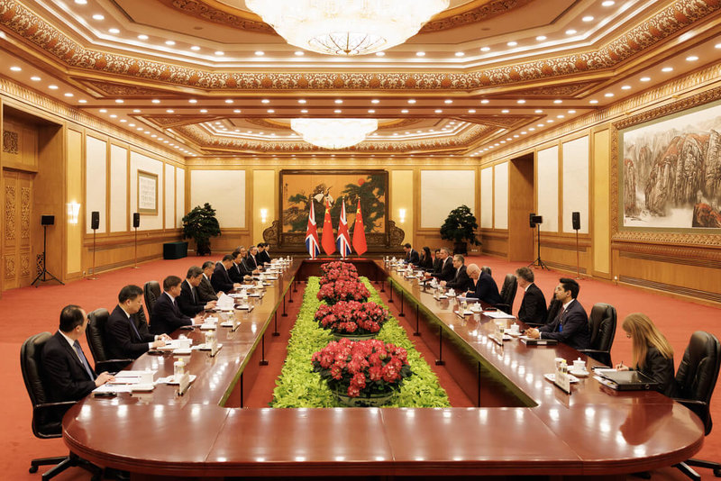 在英國首相施凱爾和中國國家主席習近平領銜下，英中雙方29日在北京人民大會堂舉行雙邊會談。（英國首相府提供）中央社記者陳韻聿倫敦傳真　115年1月29日