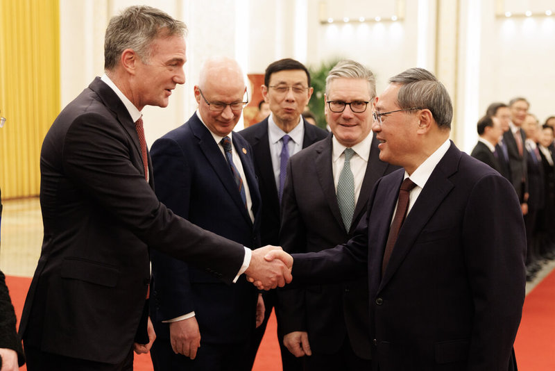 英國首相施凱爾（右2）、商貿大臣凱爾（左1）29日在北京人民大會堂與中國國務院總理李強（右1）舉行雙邊會談，英國駐中大使魏磊（Peter Wilson，左2）陪同。（英國首相府提供）中央社記者陳韻聿倫敦傳真　115年1月29日