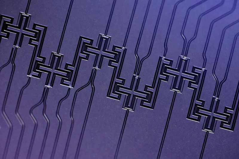 中研院29日發表「20位元超導量子電腦」，除可涵蓋更大的運算變數空間，也象徵中研院已掌握穩定製作多量子位元與耦合位元的能力。圖為中研院自研自製新一代「20位元超導量子晶片」。（中研院提供）中央社記者吳欣紜傳真　115年1月29日