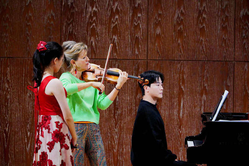 小提琴女神慕特（Anne-Sophie Mutter）（綠衣者）來台除舉行音樂會外，也舉辦大師班，現場毫不吝嗇自己的鼓勵跟掌聲，也會直接拿起學子們的琴現場示範，給予每一名上台學子最實際的建議。（牛耳藝術提供）中央社記者趙靜瑜傳真　115年1月29日