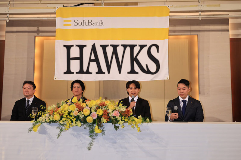 日職福岡軟銀鷹隊29日在日本為台灣投手徐若熙（右2）舉辦加盟記者會，軟銀鷹總經理三笠杉彥（左）、首席棒球總管（CBO）城島健司（左2）皆出席。（福岡軟銀鷹提供）中央社記者蘇志畬傳真　115年1月29日