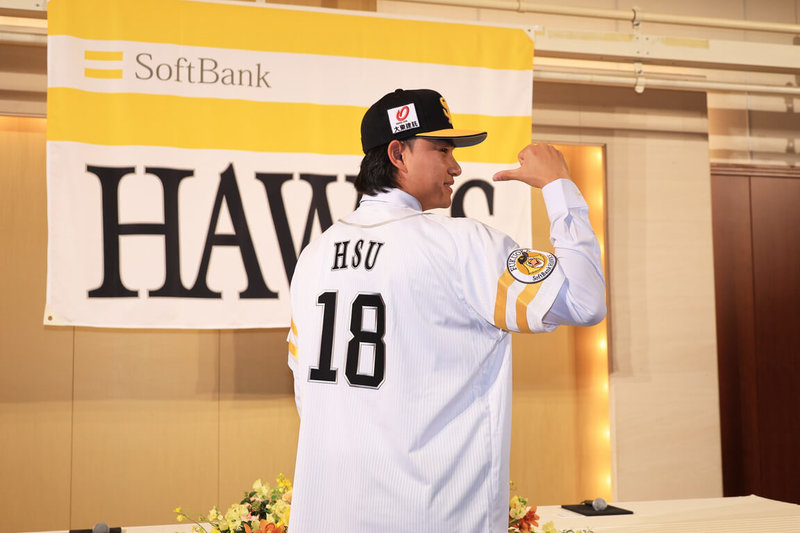 台灣棒球投手徐若熙（圖）展開旅日生涯，29日在日本出席日職軟銀鷹隊加盟記者會，現場穿上有王牌意味的18號球衣。（福岡軟銀鷹提供）中央社記者蘇志畬傳真　115年1月29日
