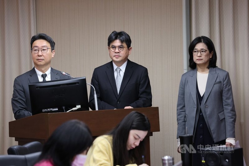 立法院交通委員會29日審查發展觀光條例部分條文修正草案等案，邀請交通部長陳世凱（左）、觀光署長陳玉秀（右）、鐵道局長楊正君（中）列席備詢。中央社記者郭日曉攝　115年1月29日