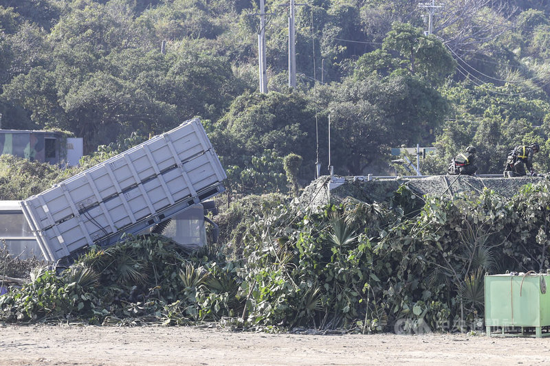 海軍29日執行春節加強戰備操演，模擬機動雷達車偵獲敵船團，濱海打擊群放飛陸用型監偵無人機實施精準識別，圖為雄風飛彈發射車卸除植披及偽裝布等遮蔽物。中央社記者鄭清元攝　115年1月29日
