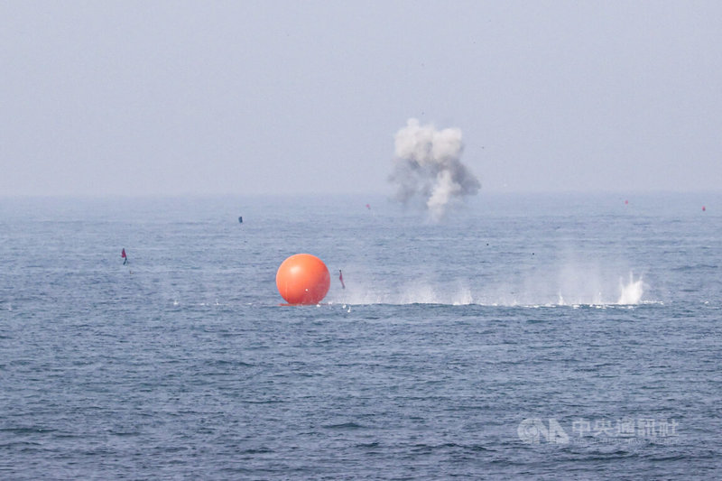 海軍29日執行春節加強戰備操演，海軍自岸上發射勁蜂1型攻擊型無人機，模擬攻擊敵方兩棲載具的標靶，補行射擊1架勁蜂1型攻擊型無人機後成功命中海上標靶。中央社記者鄭清元攝　115年1月29日
