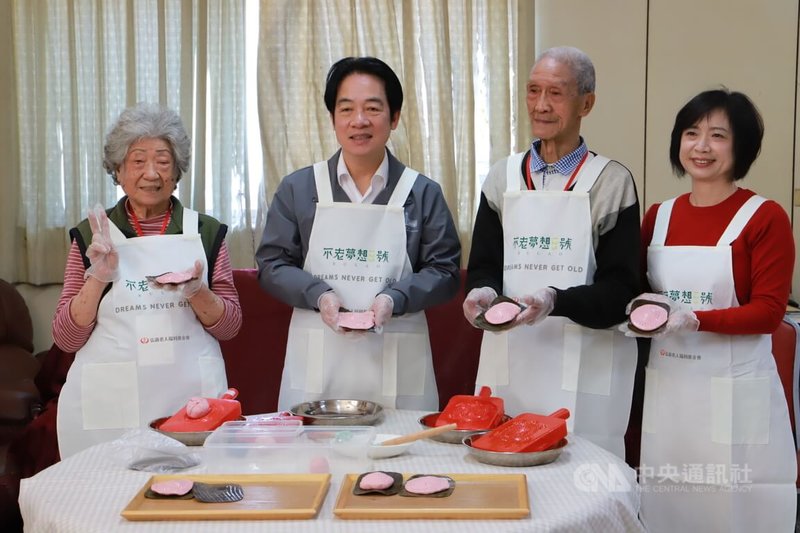 總統賴清德（左2）與民主進步黨籍立法委員何欣純（右）29日到台中市北屯區大坑山區，陪長輩一起製作童年回憶紅龜粿。中央社記者蘇木春攝　115年1月29日